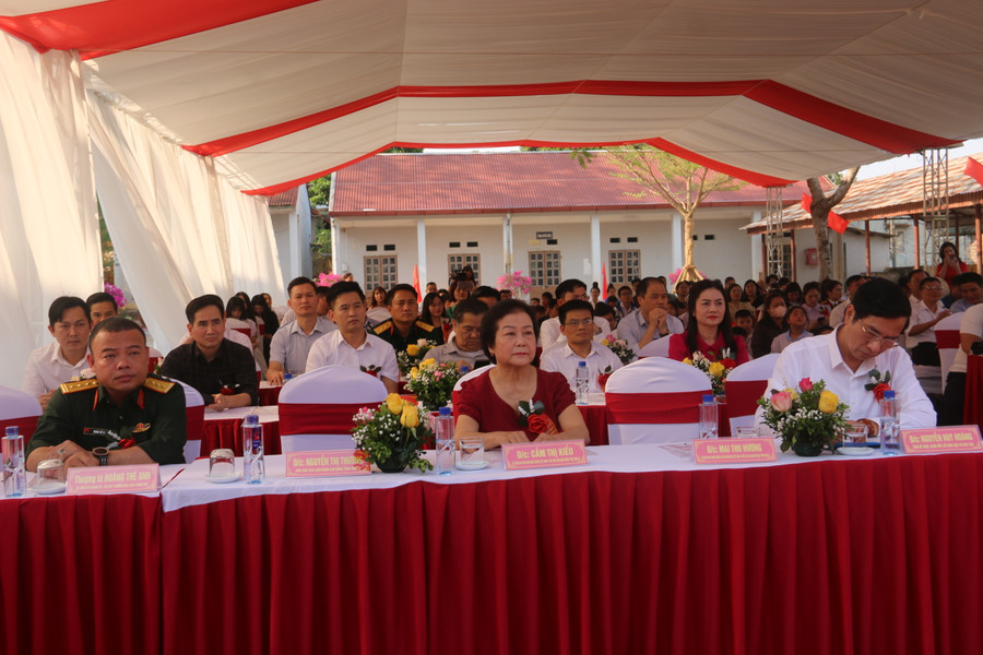 Các đại biểu dự lễ thành lập trung tâm HTPTGDHN tỉnh. Các đại biểu dự lễ thành lập trung tâm HTPTGDHN tỉnh.