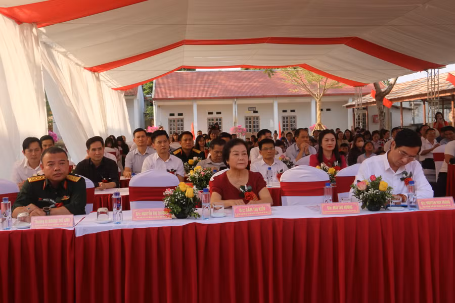 Các đại biểu dự lễ thành lập trung tâm HTPTGDHN tỉnh.