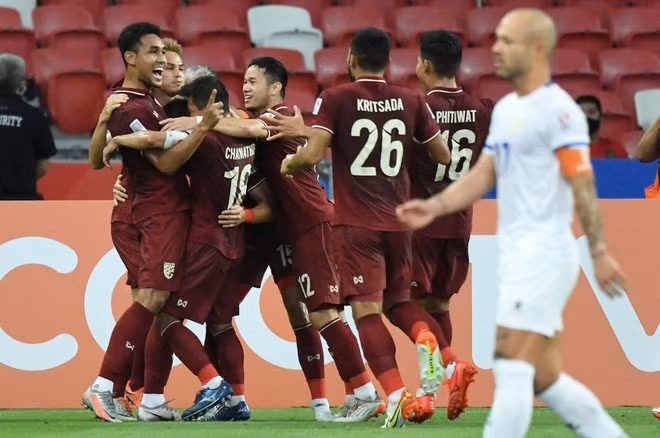 Dangda (trái) giúp Thái Lan sớm giành vé vào bán kết AFF Cup 2020.