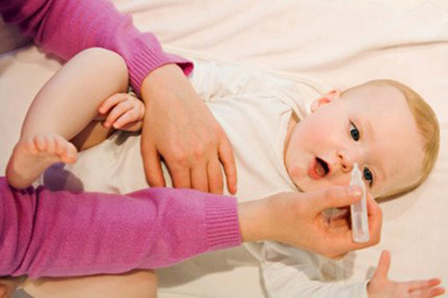 Làm sao để bé hợp tác khi nhỏ thuốc đau mắt?