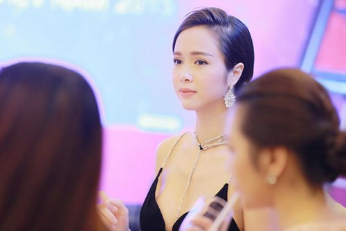 Vũ Ngọc Anh diện váy xẻ ngực táo bạo làm MC - ảnh 7