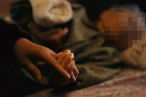 Bí mật giấu kín của mẹ chồng hé lộ vào phút cuối - Ảnh 1