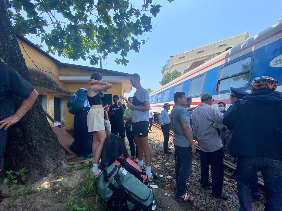 Tất cả hành khách trên tàu SE1 đã được di chuyển vào TP Đà Nẵng tiếp tục hành trình. (Ảnh: Hoàng Hải).