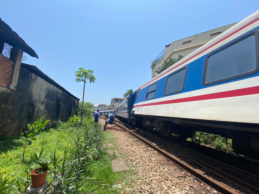 Trước đó, tàu SE1 chở 355 hành khách bị trật bánh khi vừa rời ga Huế gần 1km khiến tuyến đường sắt Bắc - Nam tê liệt.