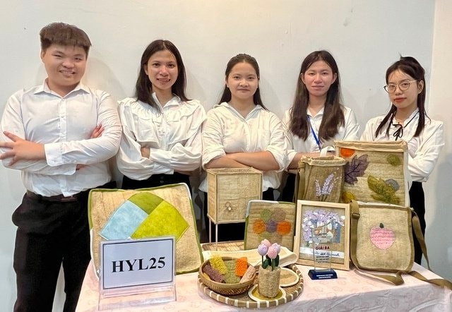 Nhóm sinh viên và những sản phẩm đẹp mắt từ xơ mướp. Nhóm sinh viên và những sản phẩm đẹp mắt từ xơ mướp.