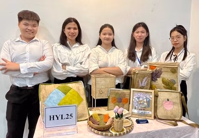 Nhóm sinh viên và những sản phẩm đẹp mắt từ xơ mướp.