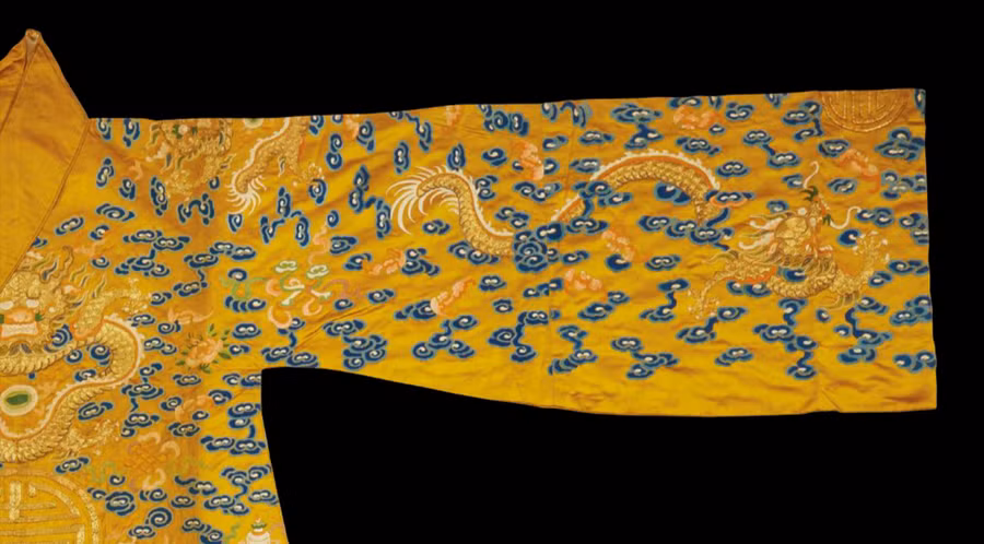 Giới chuyên gia khẳng định chiếc long bào là cổ vật thật nhưng không có bằng chứng nó thuộc về vua Bảo Đại.