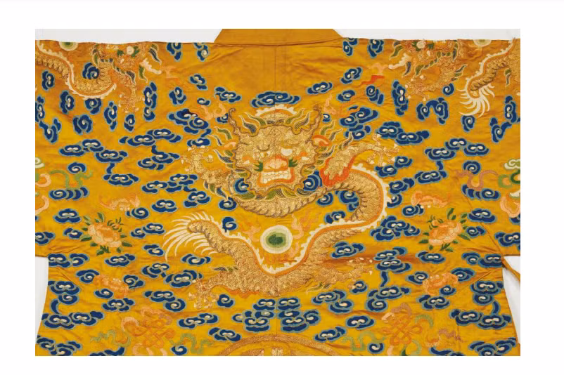 Chi tiết hình rồng thêu trên long bào.