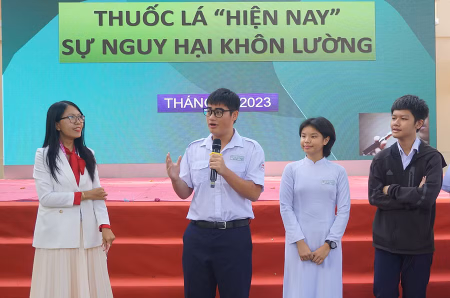 Học sinh Trường THPT Lê Quý Đôn chia sẻ tại buổi tập huấn về phòng chống ma túy và thuốc lá điện tử. Ảnh: Hồ Phúc