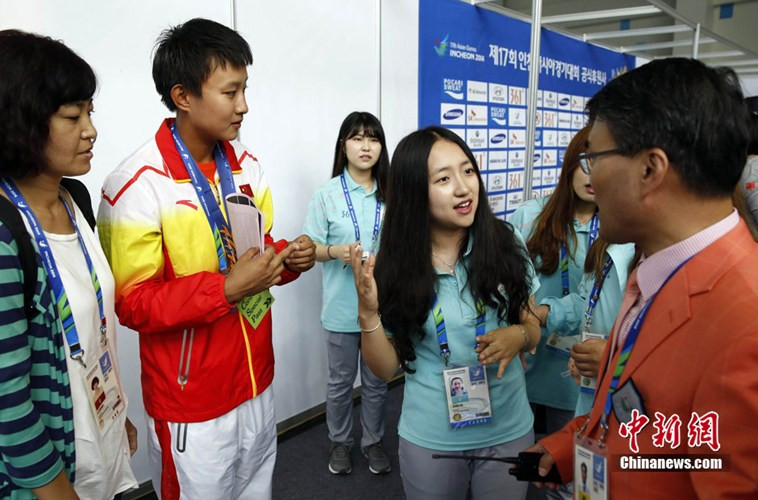 Tình nguyện viên xinh đẹp tại ASIAD 17 ảnh 2 Tình nguyện viên xinh đẹp tại ASIAD 17 ảnh 2