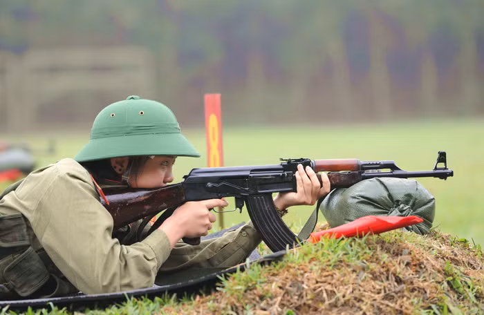 Học sinh trổ tài xạ thủ