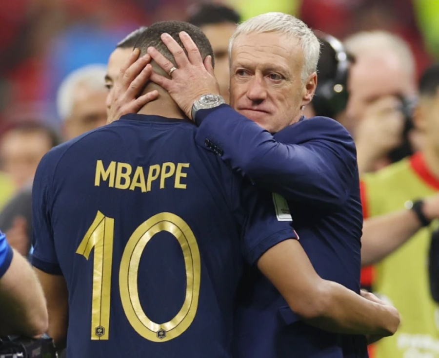 Chiến lược gia Didier Deschamps chia vui với trò cưng Kylian Mbappe khi Pháp vào chung kết World Cup 2022. Chiến lược gia Didier Deschamps chia vui với trò cưng Kylian Mbappe khi Pháp vào chung kết World Cup 2022.