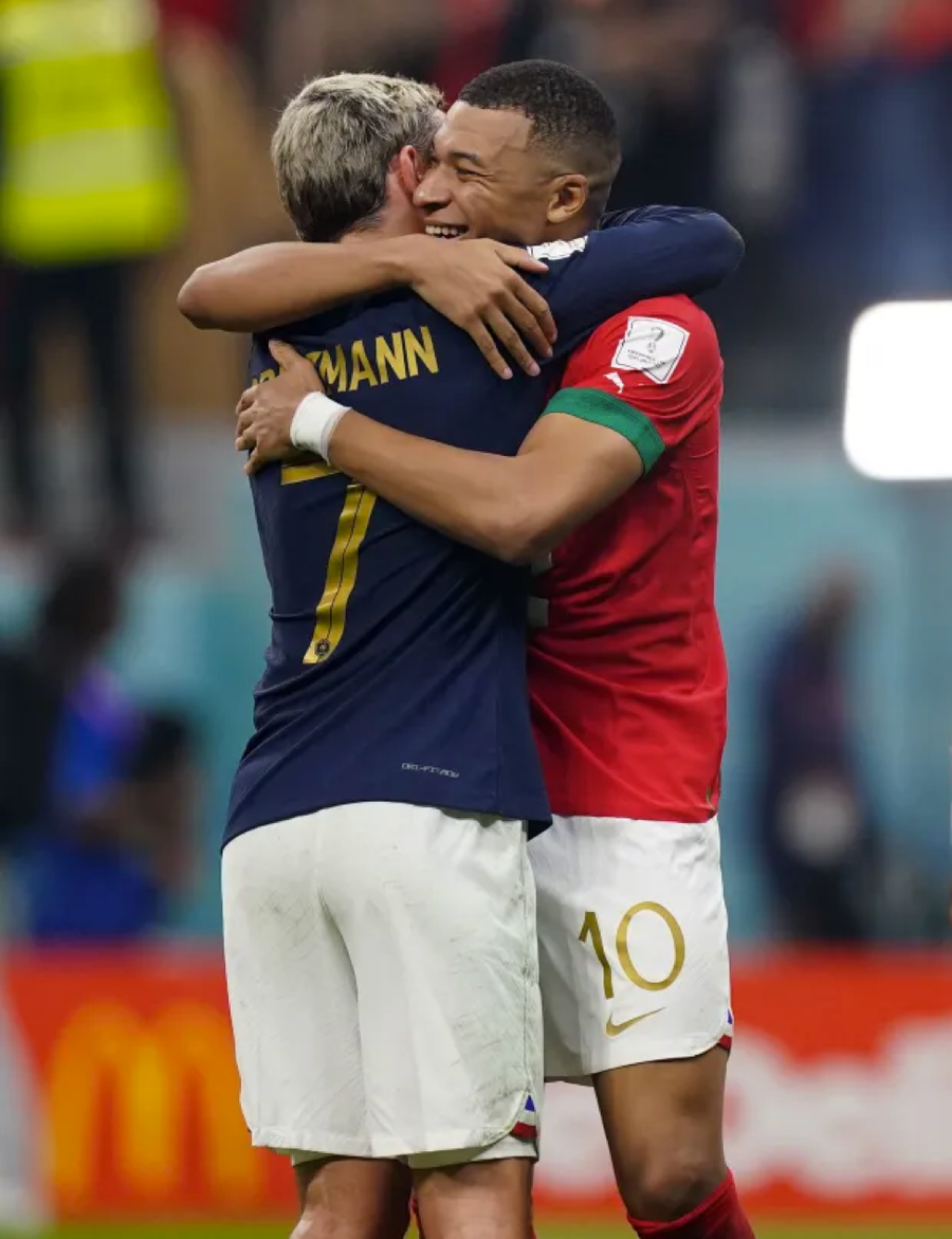 Antoine Griezmann và Kylian Mbappe vui mừng vì Pháp vào chung kết World Cup 2022.