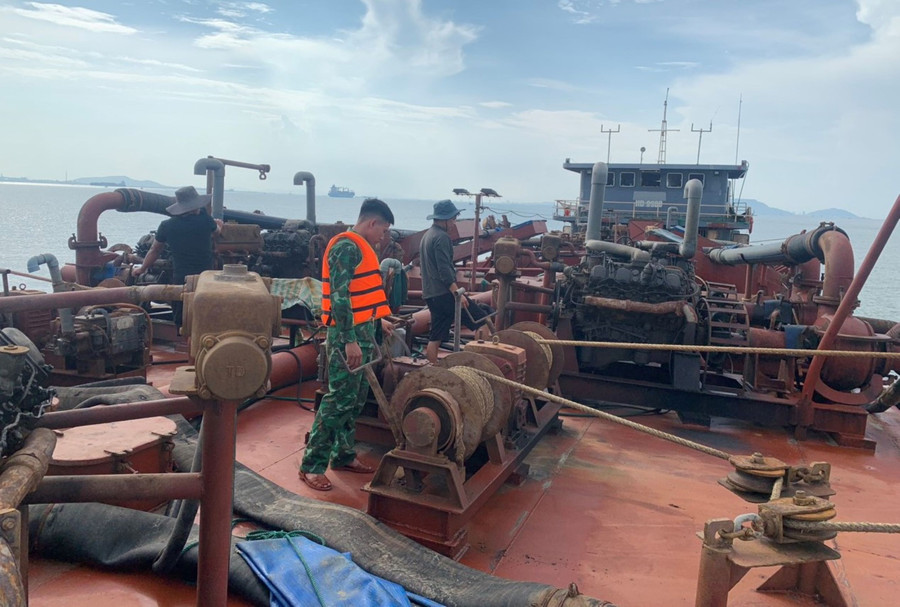 Phương tiện khai thác cát trái phép trên vùng biển Cần Giờ bị Đồn Biên phòng Long Hòa (TPHCM) bắt giữ đợt tháng 5/2023. Phương tiện khai thác cát trái phép trên vùng biển Cần Giờ bị Đồn Biên phòng Long Hòa (TPHCM) bắt giữ đợt tháng 5/2023.