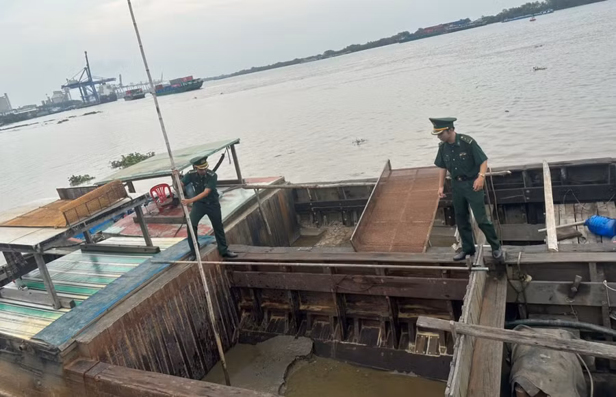 Trạm Biên phòng cửa khẩu cảng Nhà Rồng đưa các phương tiện hút cát trên sông Đồng Nai về khu vực neo đậu của đơn vị để điều tra, xử lý.