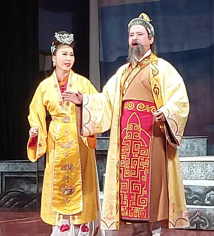 Ở vở tuồng &apos;Lửa cháy Phiên Ngung&apos; còn có những lớp diễn xúc động về nỗi lòng của người cha, người mẹ có con ra trận rất gần gũi, cảm động. Ảnh: Bình Thanh.