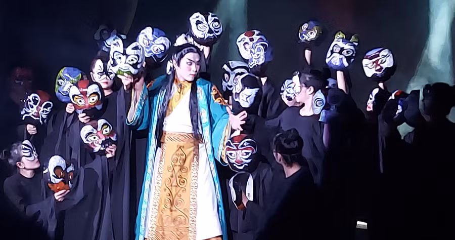 Lớp diễn Khúc Thừa Mỹ bộc bạch nỗi lòng giữa “rừng” mặt nạ rất hiện đại, hấp dẫn và gợi mở. Ảnh: Bình Thanh.