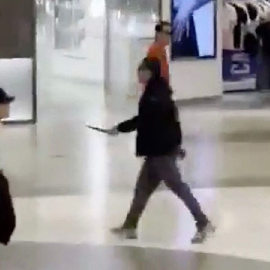 Camera ghi lại cảnh nghi phạm Choi xông vào trung tâm thương mại và đâm nhiều khách hàng.