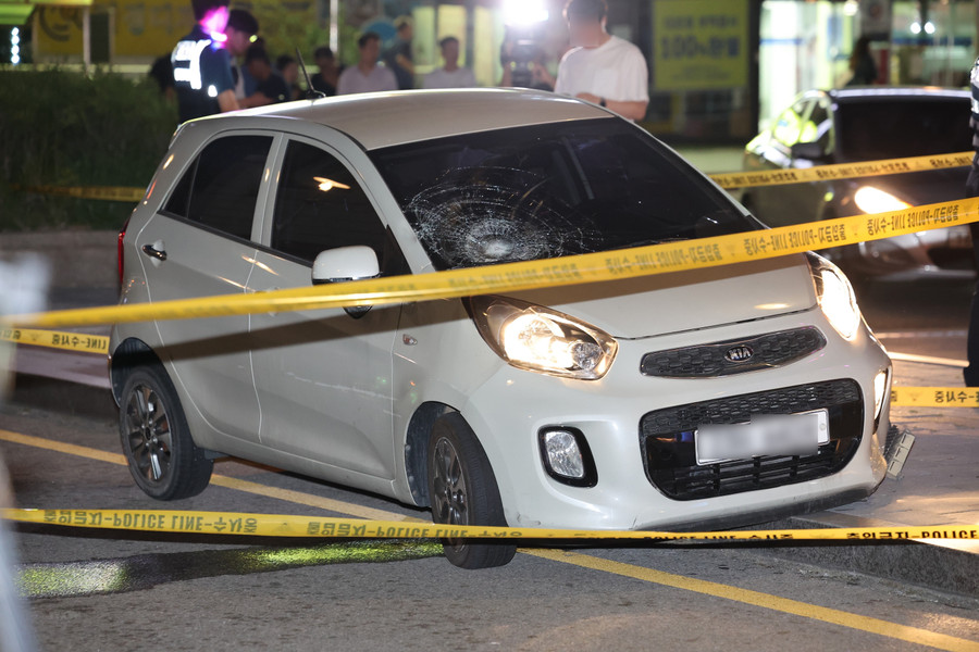 Hiện trường vụ lao xe, đâm dao gần ga tàu điện ngầm Seohyeon, thành phố Seongnam, Hàn Quốc.