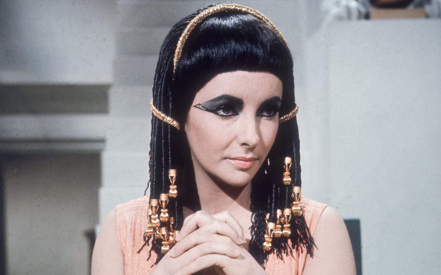 Nữ diễn viên Elizabeth Taylor vào vai Cleopatra trong bộ phim cùng tên sản xuất năm 1963. Nữ diễn viên Elizabeth Taylor vào vai Cleopatra trong bộ phim cùng tên sản xuất năm 1963.