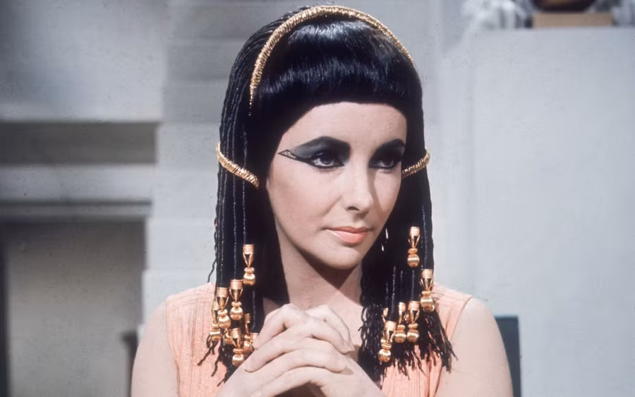 Nữ diễn viên Elizabeth Taylor vào vai Cleopatra trong bộ phim cùng tên sản xuất năm 1963.