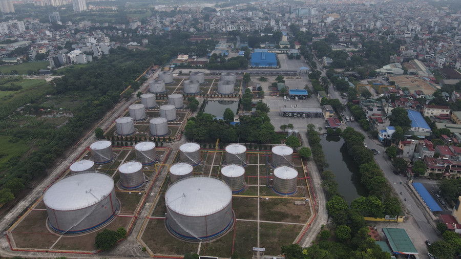 Một góc Tổng kho xăng dầu Đức Giang (quận Long Biên) nhìn từ trên cao. Một góc Tổng kho xăng dầu Đức Giang (quận Long Biên) nhìn từ trên cao.