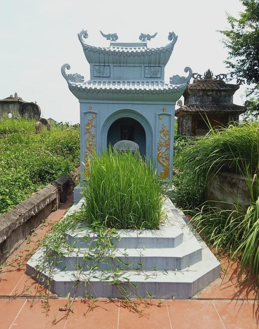 Mộ phần Tiến sĩ Đặng Đình Tướng (ảnh trái). Bia đá ghi công tích của Tiến sĩ Đặng Đình Tướng (ảnh giữa). Tấm bia &apos;Phụng sự bi kí&apos; do Tiến sĩ Đặng Đình Tướng soạn (ảnh phải).