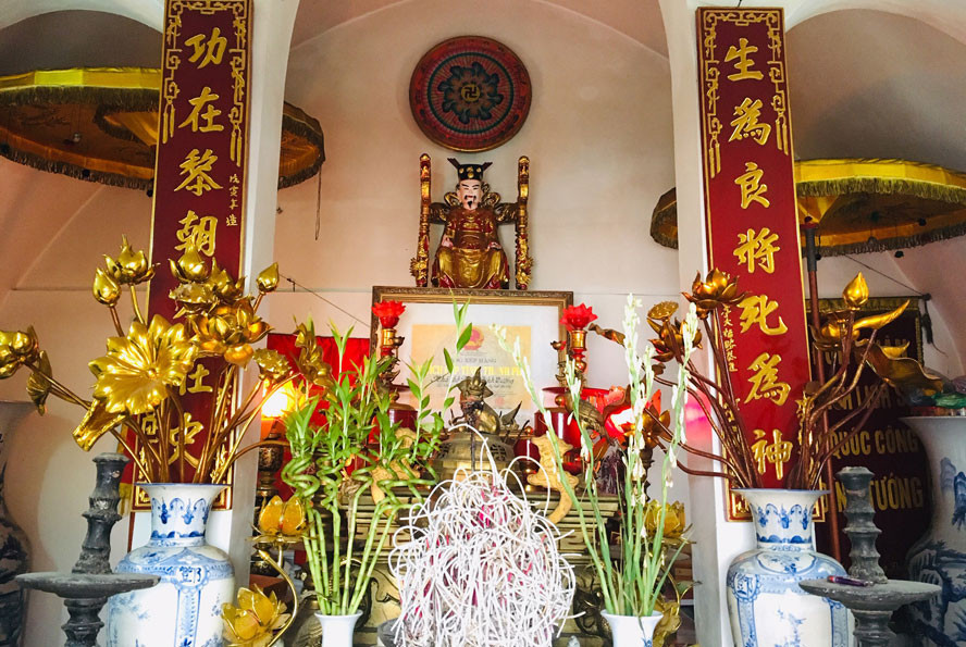 Ngai thờ và tượng Quốc lão Đặng Đình Tướng.