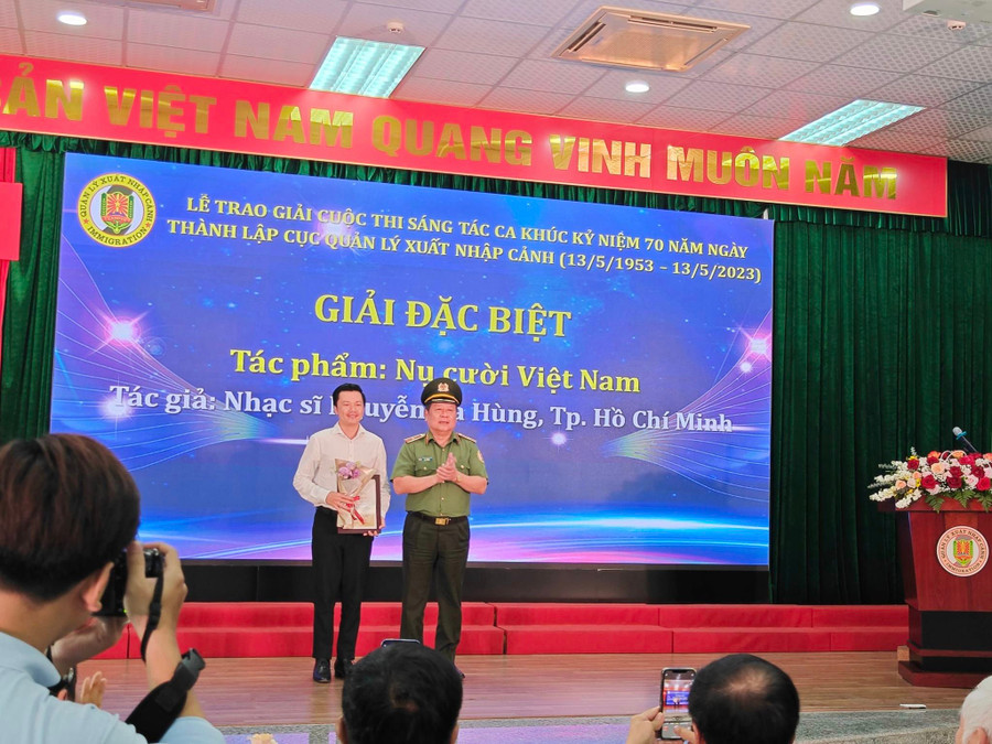 Nhạc sĩ Bá Hùng nhận giải Đặc biệt trong Cuộc thi sáng tác ca khúc về đề tài lực lượng quản lý, xuất nhập cảnh nhân kỷ niệm 70 năm thành lập Cục Quản lý xuất nhập cảnh. Ảnh: NVCC.