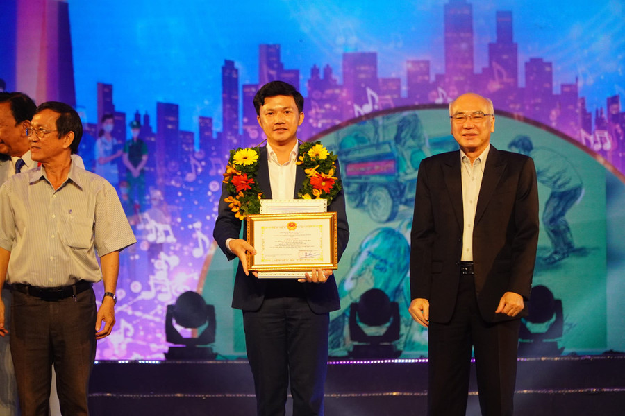 Nhạc sĩ Bá Hùng nhận giải B với ca khúc &apos;Chia nhau một chút ngọt bùi&apos; trong Cuộc vận động sáng tác ca khúc &apos;Chung một niềm tin chiến thắng&apos; do UBND TP Hồ Chí Minh tổ chức. Ảnh: NVCC.