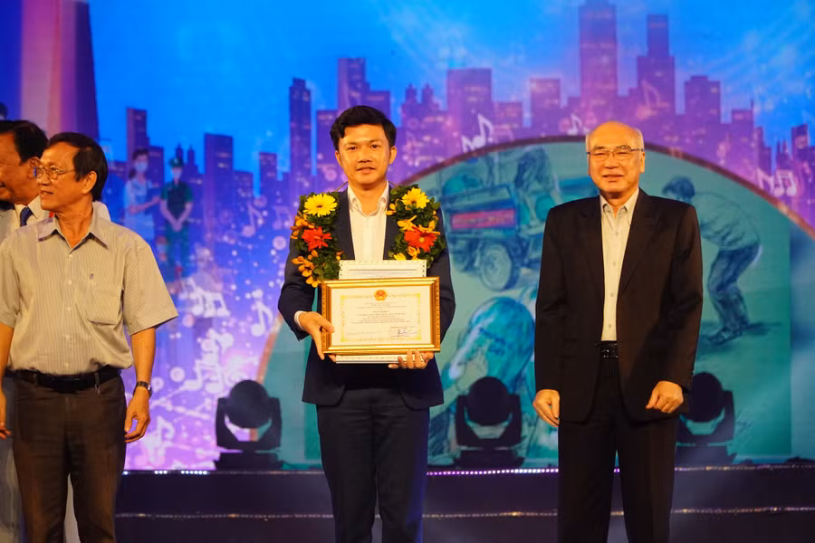 Nhạc sĩ Bá Hùng nhận giải B với ca khúc 'Chia nhau một chút ngọt bùi' trong Cuộc vận động sáng tác ca khúc 'Chung một niềm tin chiến thắng' do UBND TP Hồ Chí Minh tổ chức. Ảnh: NVCC.