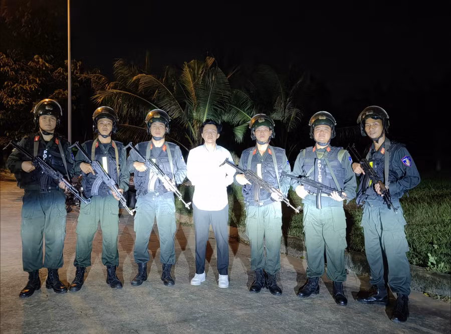 Nhạc sĩ Bá Hùng và các chiến sĩ Công an. Ảnh: NVCC.