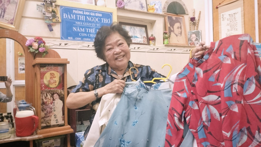 NGƯT Đàm Thị Ngọc Thơ cùng những chiếc áo dài của mình thời còn đi dạy. Ảnh: TG. NGƯT Đàm Thị Ngọc Thơ cùng những chiếc áo dài của mình thời còn đi dạy. Ảnh: TG.