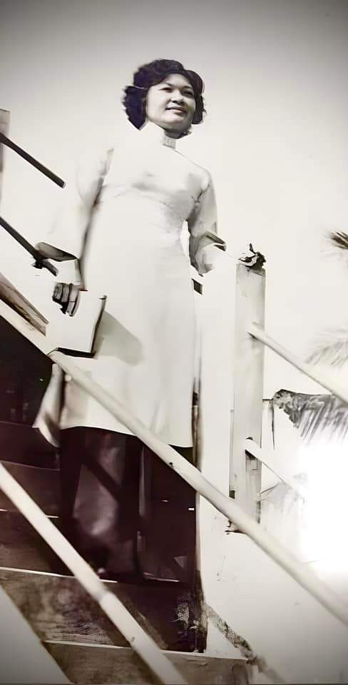 NGƯT Đàm Thị Ngọc Thơ mặc chiếc áo dài đầu tiên đi dạy. Ảnh tư liệu. NGƯT Đàm Thị Ngọc Thơ mặc chiếc áo dài đầu tiên đi dạy. Ảnh tư liệu.