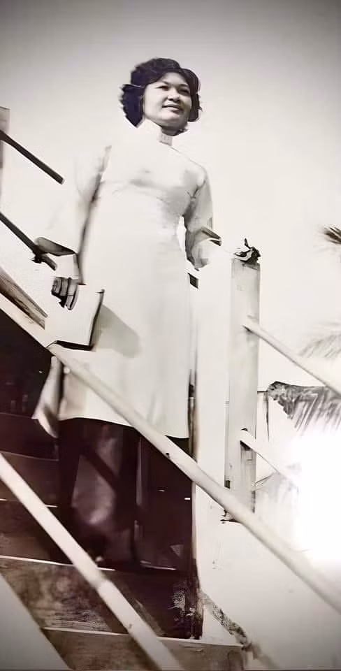 NGƯT Đàm Thị Ngọc Thơ mặc chiếc áo dài đầu tiên đi dạy. Ảnh tư liệu.