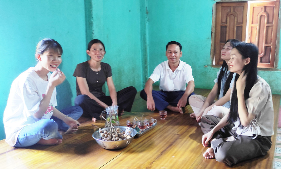 Vợ chồng thầy giáo Lương Văn Chung và 3 con gái đang theo nghề dạy học. Ảnh: PV Vợ chồng thầy giáo Lương Văn Chung và 3 con gái đang theo nghề dạy học. Ảnh: PV