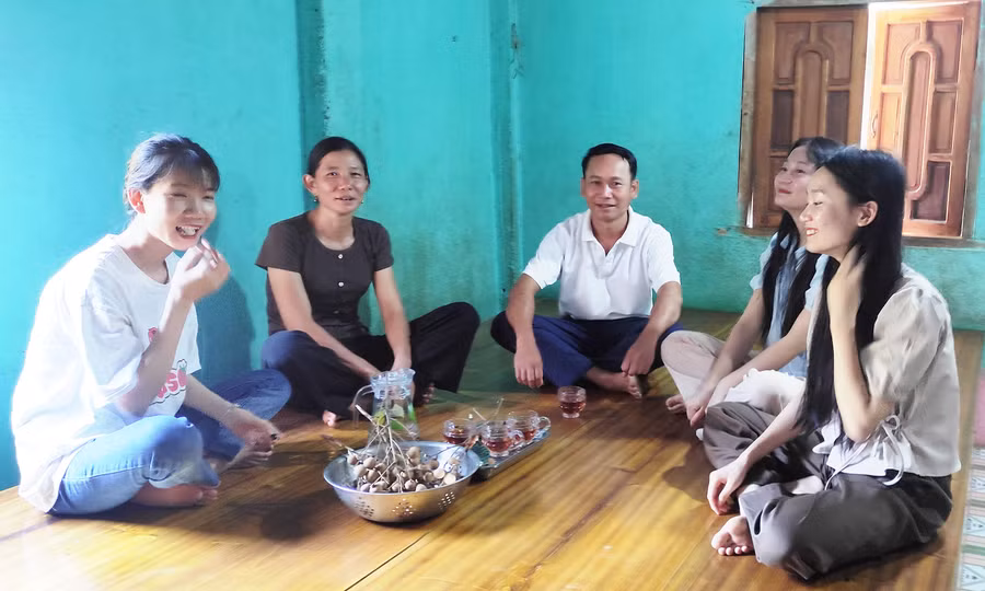 Vợ chồng thầy giáo Lương Văn Chung và 3 con gái đang theo nghề dạy học. Ảnh: PV Vợ chồng thầy giáo Lương Văn Chung và 3 con gái đang theo nghề dạy học. Ảnh: PV