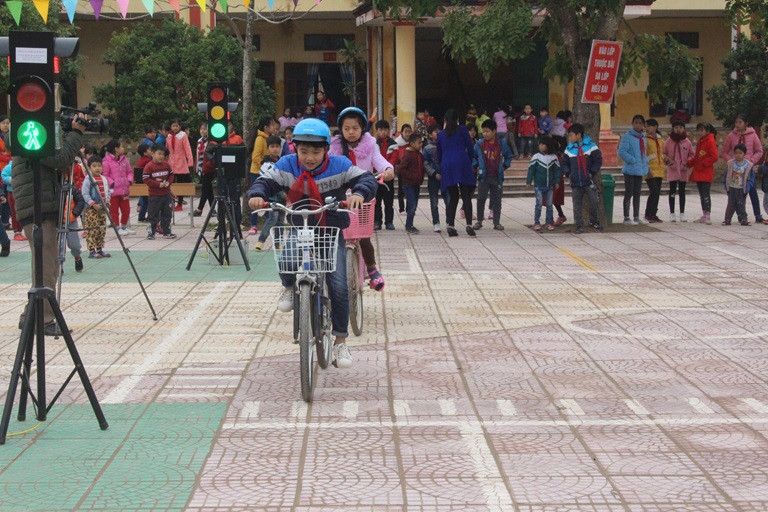 HS trường TH Xuân Hòa - Lập Thạch - Vinh Phúc trong tiết học ATGT