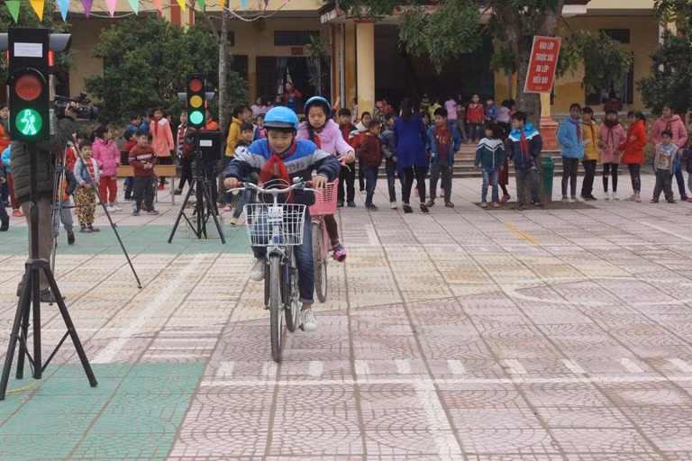 HS trường TH Xuân Hòa - Lập Thạch - Vinh Phúc trong tiết học ATGT