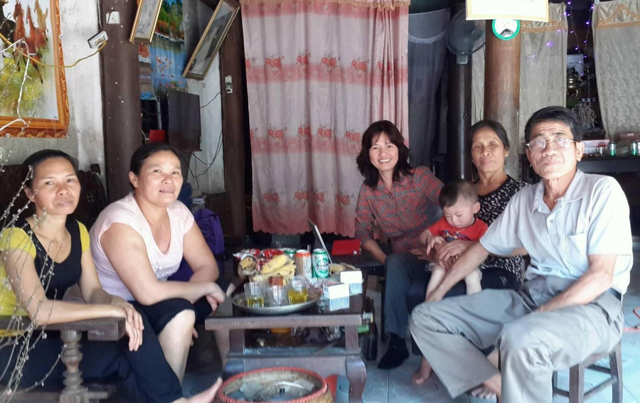 PGS.TS Andrea Hoa Pham (sau cùng bên phải) trong một chuyến đi thực địa tại Hà Tĩnh. PGS.TS Andrea Hoa Pham (sau cùng bên phải) trong một chuyến đi thực địa tại Hà Tĩnh.