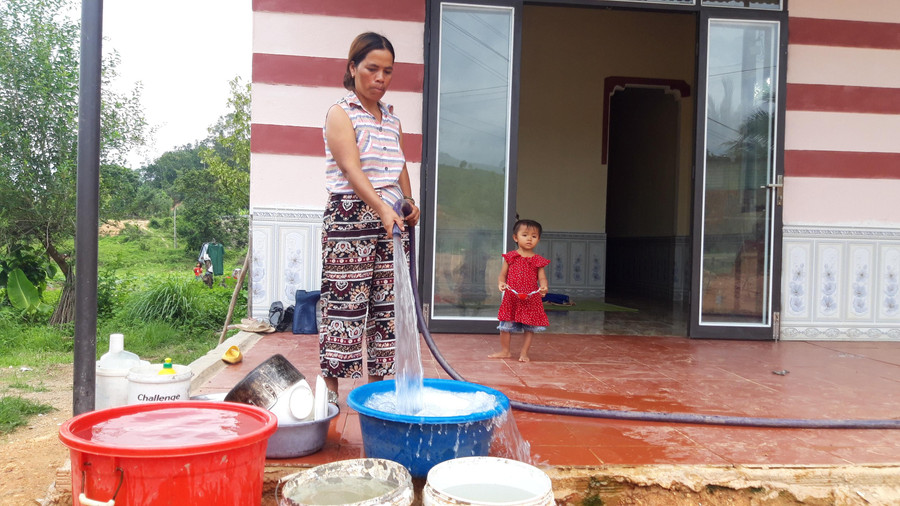Trong thời gian chờ dự án hoàn thành, gia đình chị Y Cleoh đào giếng để lấy nước sử dụng.