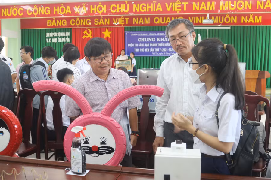 Nguyễn Như Quỳnh thuyết trình về sản phẩm trong Cuộc thi sáng tạo Thanh thiếu niên Nhi đồng tỉnh Phú Yên.