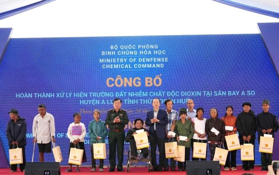 Tặng quà cho các gia đình chính sách, thương bệnh binh, nạn nhân chất độc da cam trên địa bàn huyện A Lưới.