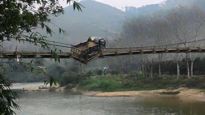 Hà Giang: Thót tim xe tải gặp nạn lơ lửng giữa cầu treo - Ảnh 1