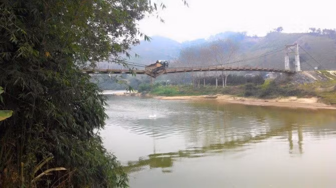 Hà Giang: Thót tim xe tải gặp nạn lơ lửng giữa cầu treo - Ảnh 2 Hà Giang: Thót tim xe tải gặp nạn lơ lửng giữa cầu treo - Ảnh 2