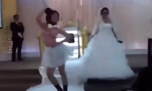 Co dau deo kinh ram nhay tung bung trong dam cuoi