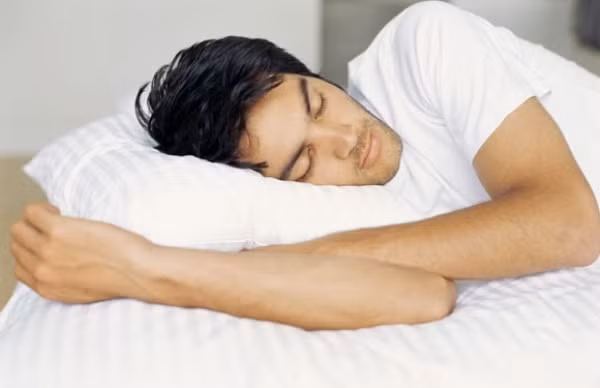 3. Ngủ ngay lập tức: Rất nhiều người thường ăn xong rồi đi ngủ luôn vì sau khi ăn bạn rất dễ buồn ngủ. Nhưng điều đó thật sự không tốt cho sức khỏe. Ngay khi bạn nằm xuống, các dịch tiêu hóa bắt đầu chảy vào thực quản thay vì vào dạ dày, điều này có thể gây viêm đường ruột. Đó là lý do tại sao mọi người cảm thấy nóng rát trong miệng và cổ họng. 3. Ngủ ngay lập tức: Rất nhiều người thường ăn xong rồi đi ngủ luôn vì sau khi ăn bạn rất dễ buồn ngủ. Nhưng điều đó thật sự không tốt cho sức khỏe của bạn. Ngay khi bạn nằm xuống, các dịch tiêu hóa bắt đầu chảy vào thực quản thay vì vào dạ dày, điều này có thể gây viêm đường ruột. Đó là lý do tại sao mọi người cảm thấy nóng rát trong miệng và cổ họng.