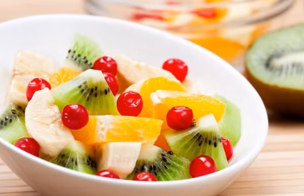 5. Ăn trái cây: Trái cây rất tốt cho sức khỏe nhưng ăn trái cây ngay sau khi ăn lại không phát huy hết mọi lợi ích của chúng. Dạ dày cần 1 đến 2 tiếng để tiêu hóa hết toàn bộ thức ăn. Bởi vậy, nếu dạ dày lại phải tiếp đón một loạt hoa quả khác, chắc chắn sẽ không tải nổi. Lượng hoa quả đưa vào sẽ bị chặn bởi số thức ăn trước đó. Điều này khiến cho hoa quả không được tiêu hóa tối đa như bình thường. 5. Ăn trái cây: Trái cây rất tốt cho sức khỏe nhưng ăn trái cây ngay sau khi ăn lại không phát huy hết mọi lợi ích của chúng. Dạ dày cần 1 đến 2 tiếng để tiêu hóa hết toàn bộ thức ăn. Bởi vậy, nếu dạ dày lại phải tiếp đón một loạt hoa quả khác, chắc chắn sẽ không tải nổi. Lượng hoa quả đưa vào sẽ bị chặn bởi số thức ăn trước đó. Điều này khiến cho hoa quả không được tiêu hóa tối đa như bình thường.