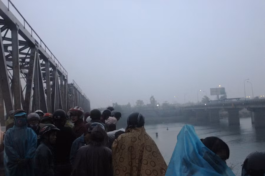 Nhiều người dân tìm đến hiện trường chứng kiến sự việc và tham gia tìm kiếm nạn nhân