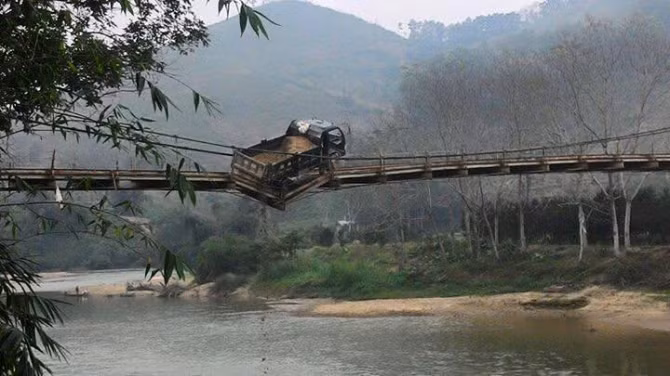 Hà Giang: Thót tim xe tải gặp nạn lơ lửng giữa cầu treo